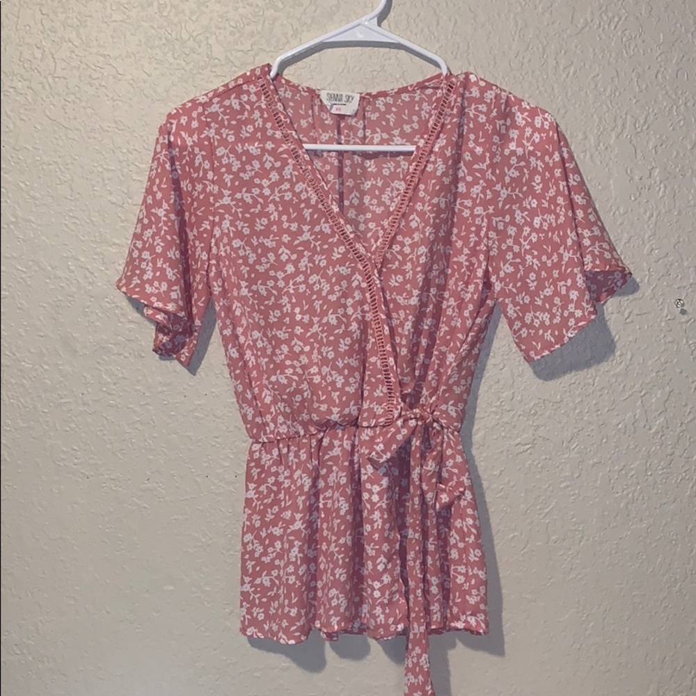 Never worn! Super cute summer shirt!